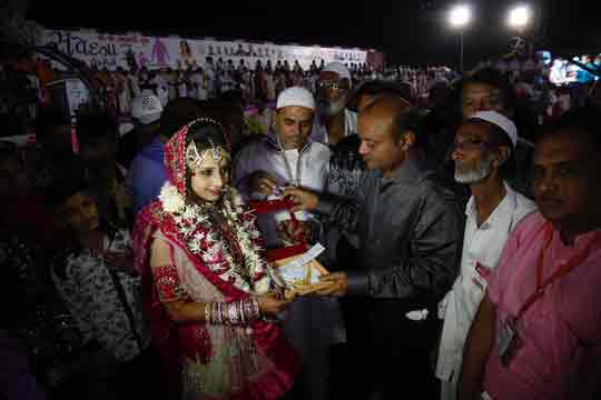 Đại gia Savani trao quà cưới cho một cô dâu. (Ảnh: AP)