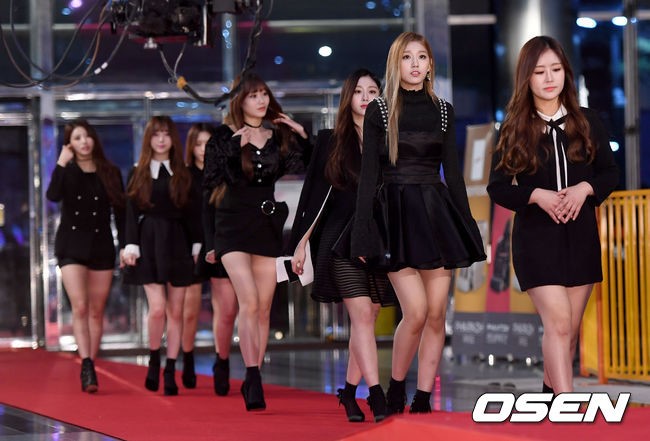Các thành viên của nhóm nữ mới Lovelyz khoe chân thon dài tại sự kiện. Khởi nghiệp từ năm 2014 nhưng Lovelyz vẫn chưa tạo được dấu ấn lớn tại Kpop.