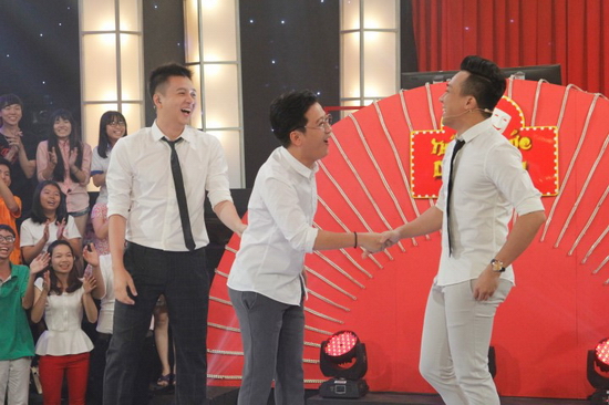 Mở màn chương trình, hai giám khảo và MC xuất hiện trong trang phục áo sơ mi trắng bước lên sân khấu.