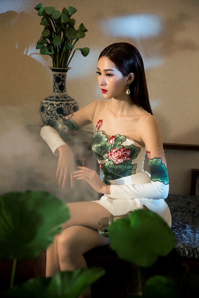 Bộ ảnh mới của hoa hậu được thực hiện tại bối cảnh cổ điển, nội thất in đậm nét truyền thống Việt. Trang phục mang chủ đề 