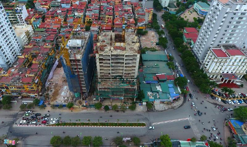 Dự án nằm ở vị trí đắc địa, toạ lạc tại số 107 đường Nguyễn Phong Sắc, cách ngã tư cắt với phố Trần Quốc Hoàn - Tô Hiệu chỉ khoảng 30 m, đối diện là khu đô thị Làng quốc tế Thăng Long. Công trình nằm ở nơi được đánh giá là một trong những mảnh đất vàng tại Hà Nội với tổng diện tích gần 2.000 m2.