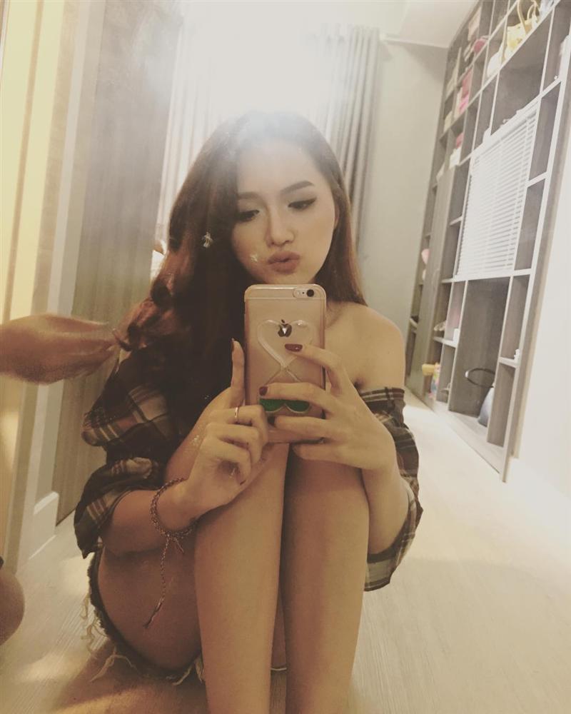 Hương Giang idol ngồi thảnh thơi selfie