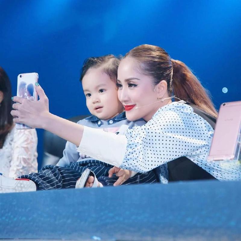 Khánh Thi hào hứng selfie cùng con trai