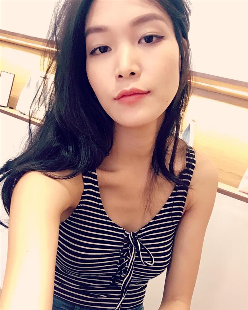 HH Thùy Dung selfie để lộ thân hình gầy