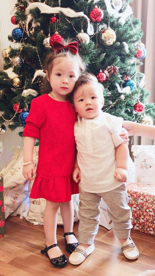 Hình ảnh dễ thương của hai nhóc tỳ nhà Elly Trần trong dịp Noel vừa qua  Trước đó, qua những hình ảnh tình cảm được hé lộ cùng cá nhân cùng trạng thái 