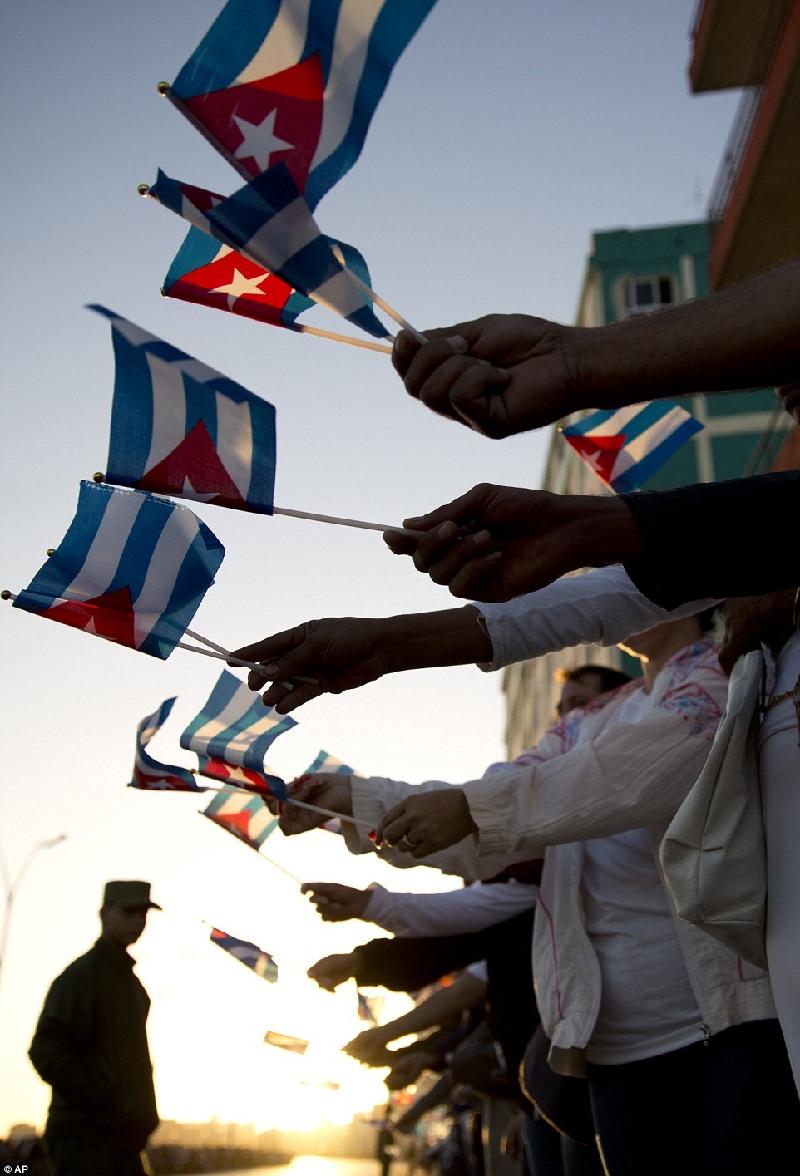 Hàng nghìn người dân Cuba xếp hàng dọc những đoạn đường mà đoàn xe đi qua để đưa tiễn lãnh tụ Fidel, người đã lãnh đạo đất nước Cuba trong 50 năm. Ảnh: AP.