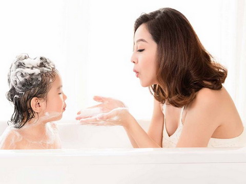 Mẹ con Jennifer Phạm chụp ảnh trong bồn tắm