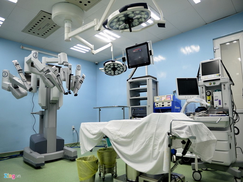 Robot phẫu thuật cho người lớn đầu tiên ở Việt Nam