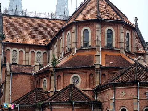 Mái ngói hư hỏng nặng, nhà thờ Đức Bà Sài Gòn 'kêu cứu'