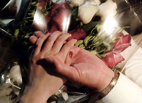 Ngọc Trinh khoe ảnh bạn trai đại gia cầm tay trên bó hoa tươi thắm tại Los Angeles