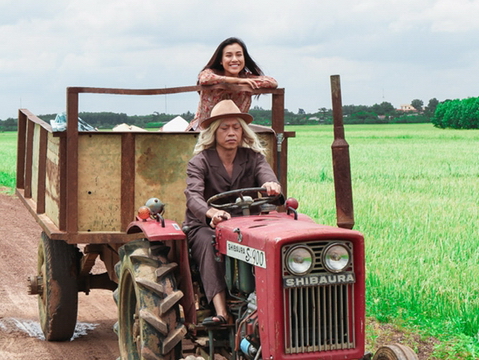 Danh hài Hoài Linh lái máy cày chở Á hậu Hoàng Oanh trên đường quê