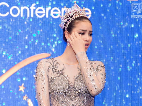 Phạm Hương bật khóc khi nhớ lại quãng thời gian một thân một mình đi thi Hoa hậu Hoàn vũ