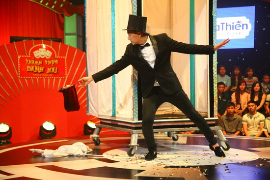 Mở màn chương trình, MC Ngô Kiến Huy bất ngờ hóa thân thành một ảo thuật gia trên sân khấu. 