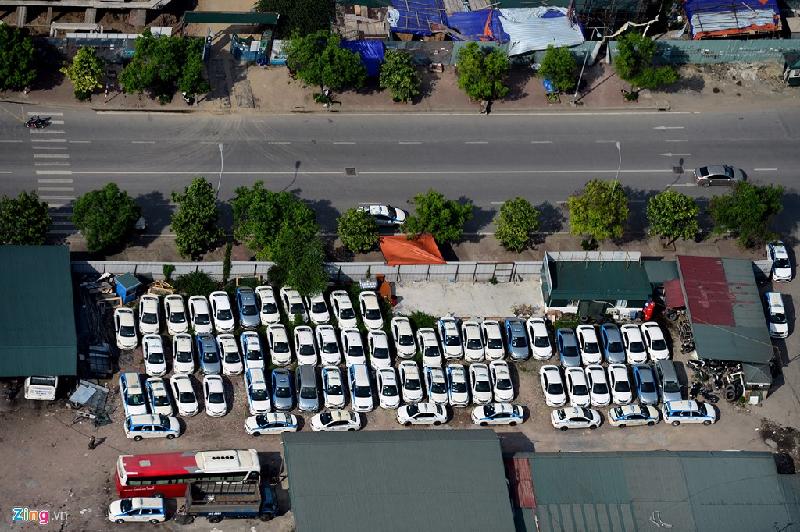 Một trong những bãi đỗ ôtô tập trung chủ yếu là taxi, nằm ngay sát phố Nguyễn Chánh.