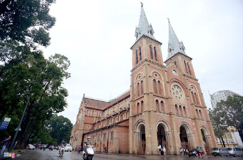 Không như những nhà thờ khác nằm riêng biệt có tường bao, ngôi thánh đường dài 93 m, rộng 35 m và cao hơn 60 m này nằm giữa quảng trường, xung quanh ôtô, xe máy đi lại tấp nập. Công trình tôn giáo, di tích lịch sử - văn hóa biểu tượng của Sài Gòn đã có tuổi đời gần 140 năm.