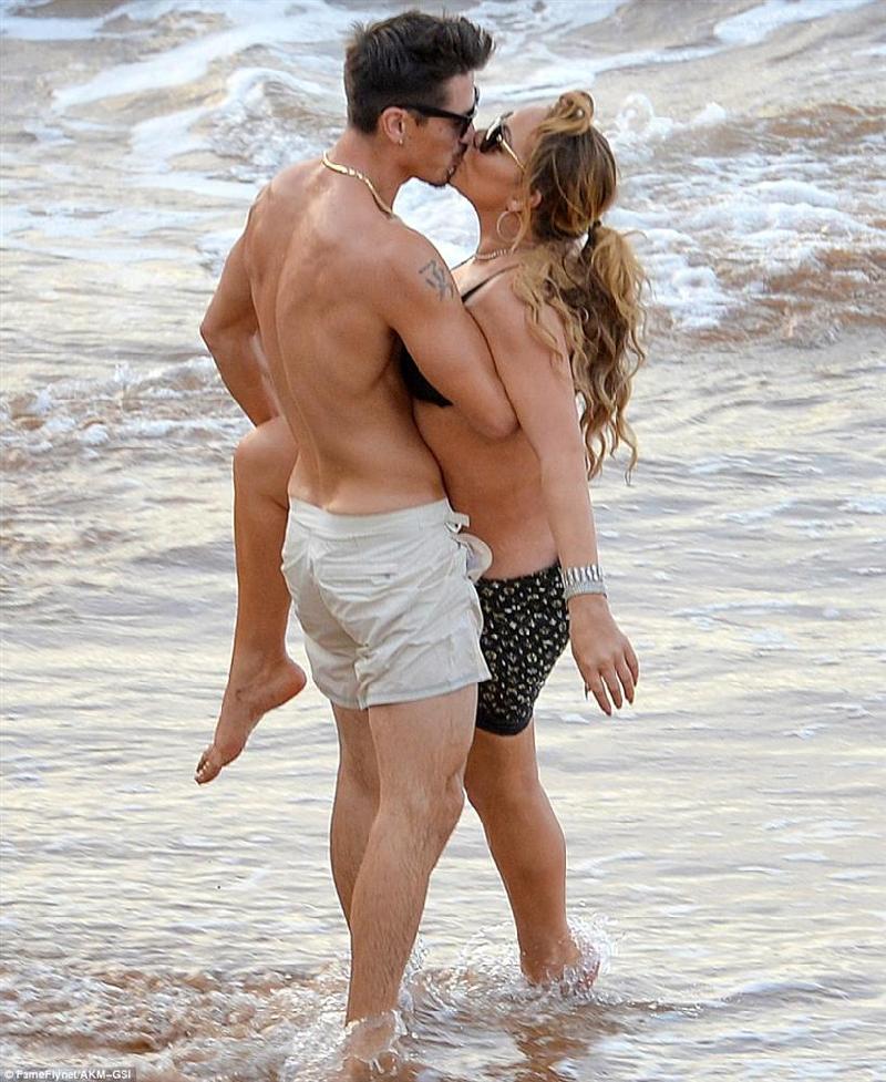 Cặp đôi Mariah - Bryan hôn nhau say đắm khi đứng giữa biển nước.