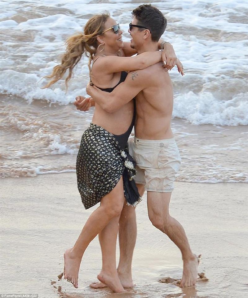 Mariah hạnh phúc ôm chặt bạn trai 