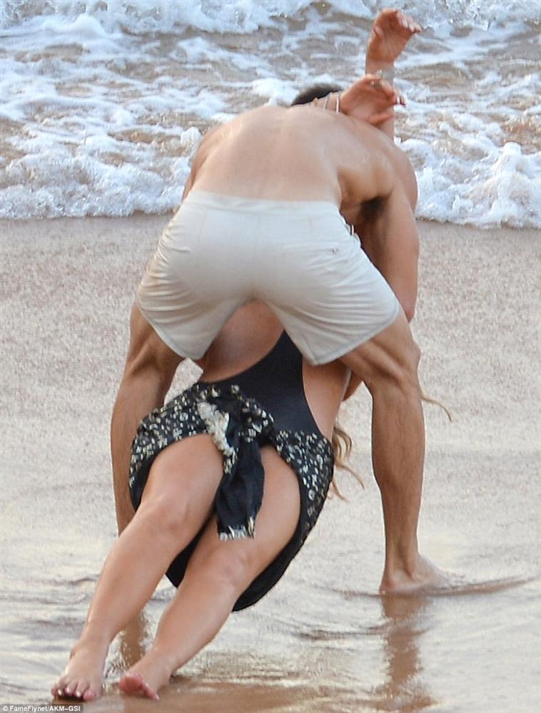 Mariah và Bryan nô đùa vui vẻ trên biển