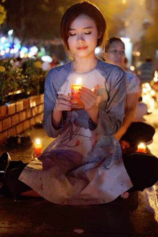 Midu đẹp không tì vết trong đại lễ hoa đăng tại chùa Đức Hoà với bộ áo dài xám hình hoa sen nở. Cô chia sẻ: 