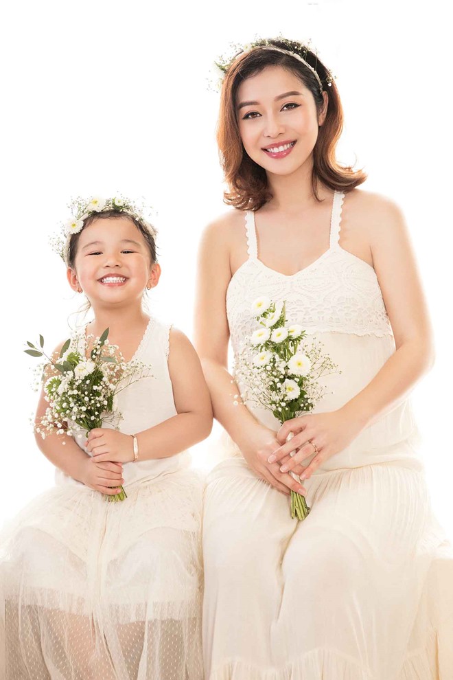 Trong ảnh, Na diện đầm voan trắng đồng điệu cùng mẹ khi chụp ảnh thời trang.