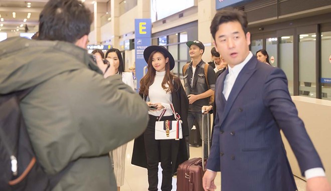 Ngày 29/11, Midu đã đáp chuyến bay sang Hàn Quốc để tham dự lễ trao giải Korean Culture Entertainment Awards 2016.