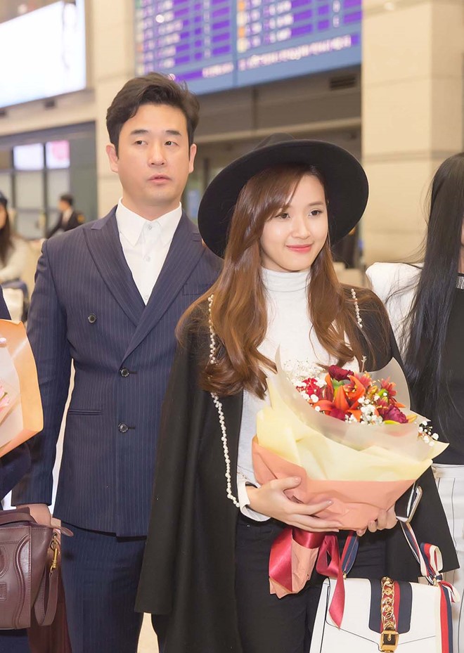 Ngay khi đáp chuyến bay từ TP.HCM đến Hàn Quốc, Midu được đạo diễn Hàn Quốc và giám đốc công ty SRB ra tận sân bay đón và tặng hoa.