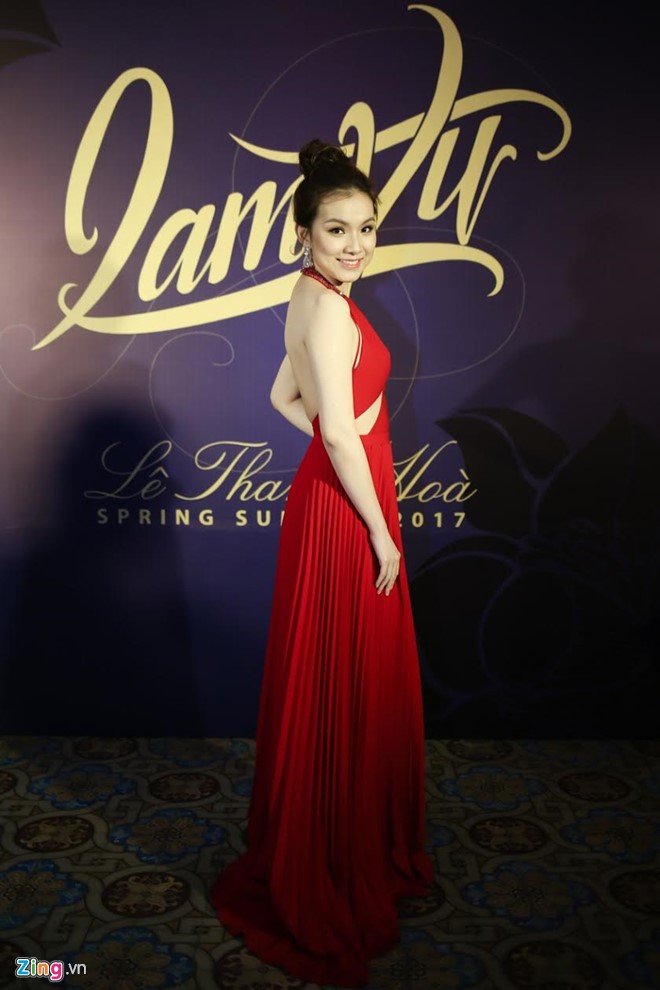 Hoa hậu Hoàn vũ Thùy Lâm hút ống kính với váy cắt xẻ gợi cảm.