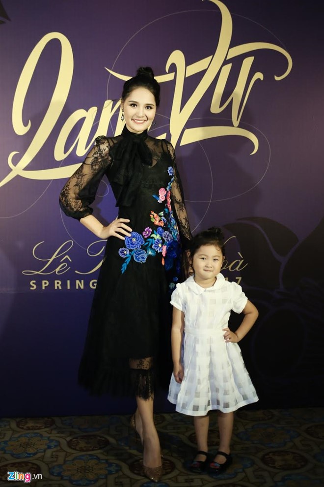 Hoa hậu Hương Giang bên con gái. Cô đằm thắm với mẫu váy ren đen, thêu hoa nổi.
