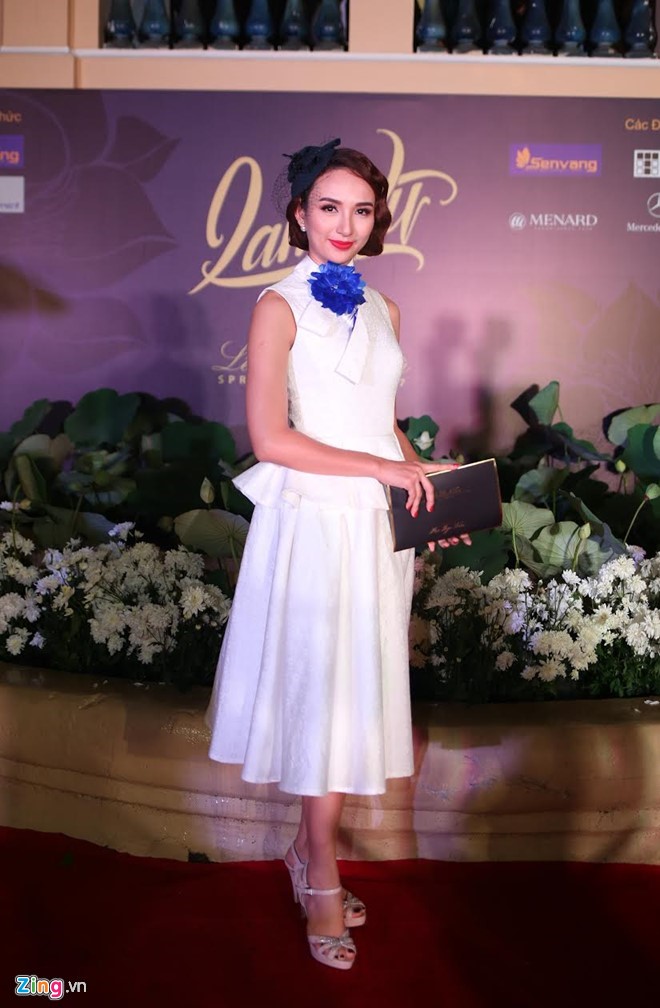 Hoa hậu Du lịch Việt Nam 2008 - Ngọc Diễm dịu dàng trong bộ đầm đơn giản, điểm nhấn là chiếc nơ xanh vùng cổ.