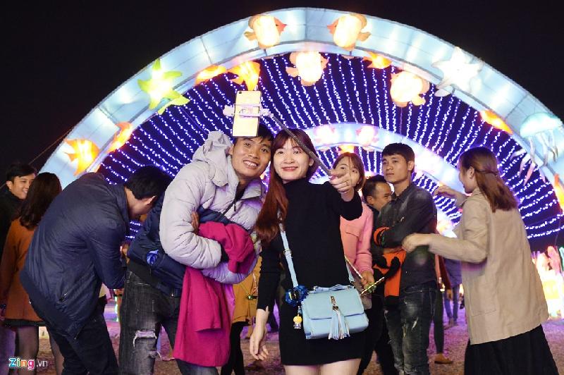 Nghìn người đổ về khu vườn đèn lồng khổng lồ ở Hà Nội