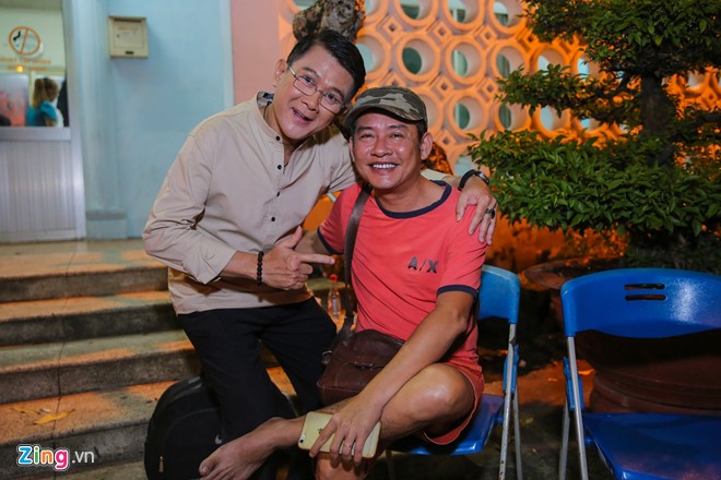 Nghệ sĩ Bảo Trí bàn bạc với Tấn Beo các mảng miếng hài trước khi ra sân khấu.
