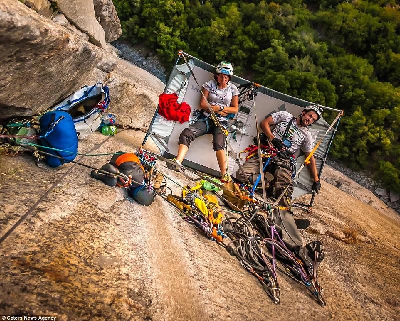 Chuyến cắm trại trên vách núi cao được nhiếp ảnh gia người Bỉ Alexandre Eggermont, người đã cắm trại cùng hai nhà leo núi này, ghi lại.
