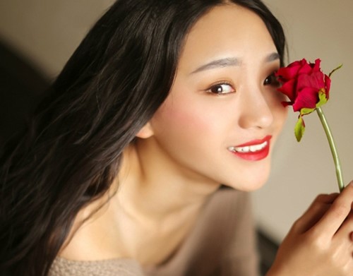 Dù chưa có số lượt theo dõi lớn trên mạng xã hội như các hot girl khác, nhan sắc và tài năng của Nghệ Đình vẫn được mọi người đánh giá cao. 9X hứa hẹn là ngôi sao mới trong làng giải trí Trung Quốc.
