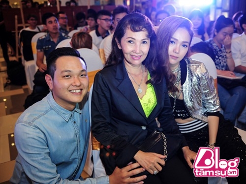 Hình ảnh ở hiện tại của 3 mẹ con Minh Hằng – khi cô đã trở thành ngôi sao sáng trong showbiz Việt.
