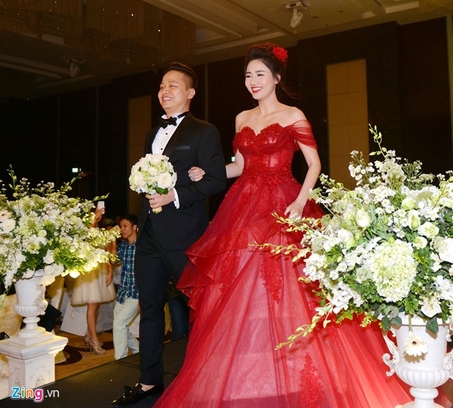 Ngoài váy cưới trắng, Á hậu Hoàn vũ Việt Nam còn chuộng thiết kế xếp tầng tông đỏ bắt mắt. Thân áo được sáng tạo theo phong cách cúp ngực, kết đính tỉ mỉ. Ảnh: 