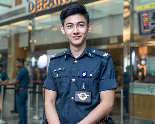 Lee Minwei (Singapore) hiện là cảnh sát hỗ trợ tại sân bay Changi. Chàng trai 22 tuổi bất ngờ có hàng chục nghìn fan khi hành khách lén chụp ảnh anh và đăng lên mạng. Nụ cười duyên cùng phong thái làm việc chuyên nghiệp, tận tâm của Minwei khiến anh dễ dàng ghi điểm trong mắt nhiều người. Ảnh: FB Changi Airport.
