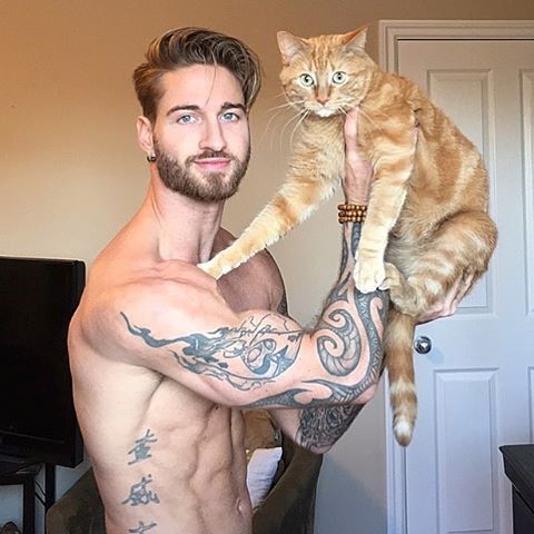 Travis DesLaurier (Canada) vốn là người mẫu, sở hữu ngoại hình điển trai cùng cơ thể 6 múi quyến rũ, nhưng được biết đến nhiều hơn sau khi anh đăng clip tập thể dục cùng thú cưng - chú mèo Jacob lên mạng xã hội. Đoạn video thu hút hơn 11 triệu lượt xem chỉ trong 2 ngày. Ảnh: Instagram NV.