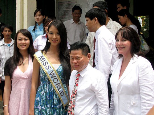 Hồi tháng 7/2008, ông Hoàng Kiều cùng bà Julia Morley - Chủ tịch tổ chức Miss World và Hoa hậu Trương Tử Lâm có chuyến công tác từ thiện tại huyện Sóc Sơn và Đông Anh. Ảnh: 