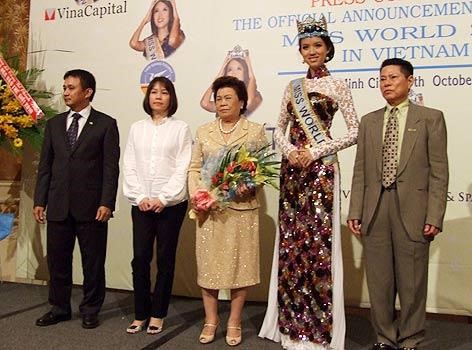 Sau đó, tỷ phú gốc Việt lại xuất hiện bên cạnh người đẹp họ Trương tại buổi họp báo công bố Việt Nam đăng cai tổ chức Hoa hậu Thế giới 2010 ở Nha Trang. Nhưng cuối cùng dự án không thành công. Ảnh:
