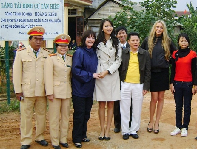 Đầu năm 2009, ông Hoàng Kiều tiếp tục đồng hành cùng Trương Tử Lâm và Hoa hậu Thế giới 2008 Ksenia Sukhinova trong chuyến thăm Việt Nam. Đoàn đã tặng quà cho người dân hai tỉnh miền Trung - Quảng Bình và Quảng Trị (cũng là quê hương của ông Hoàng Kiều). Ảnh: 