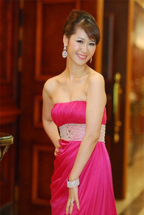 Hoa hậu thân thiện Dương Thùy Linh tự tin lựa chọn đồ mong manh cùng gương mặt đẹp sau khi sinh con được hơn 1 tháng.