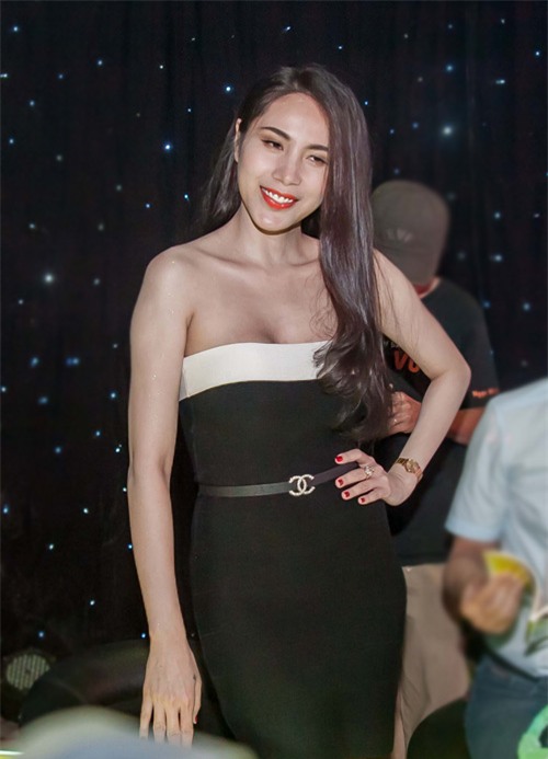 Chỉ sau ít tháng sinh Bánh Gạo, Thủy Tiên trở lại làng giải trí với vai trò giám khảo live show – Bước nhảy hoàn vũ 2013.