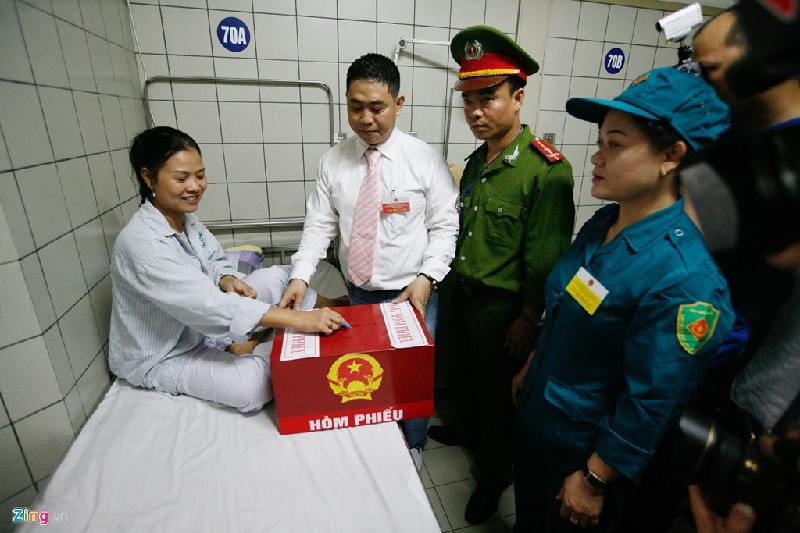 Tháng 5: Chị Nguyễn Thị Bích Thảo, bệnh nhân điều trị tại Bệnh viện Bạch Mai thực hiện quyền công dân trên giường bệnh. Đây là một trong những hình ảnh của ngày bầu cử 22/5. Kết quả, có 496 người trúng cử đại biểu Quốc hội khóa XIV. Người có tỷ lệ phiếu trúng cử cao nhất là Thủ tướng Nguyễn Xuân Phúc với 99,48%. (Xem thêm: 
