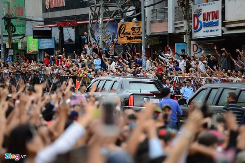 Ngay sau đó, chiều 24/5, ông Obama đến TP.HCM trong sự nồng nhiệt chào đón người dân hai bên đường. Tại đây, Tổng thống Mỹ đã giao lưu với các thành viên Sáng kiến Thủ lĩnh Trẻ Đông Nam Á (YSEALI) hơn một giờ đồng hồ. (Xem thêm: 