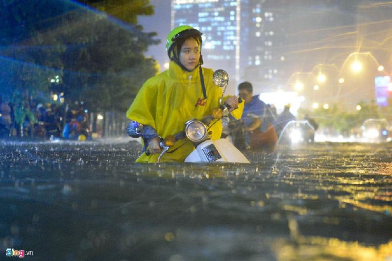 Tháng 9: Một cô gái bị đuối tay lái giữa biển nước trên đường phố Sài Gòn. Trận mưa vào giờ tan tầm chiều 26/9 khiến 59 tuyến đường ở TP.HCM bị ngập sâu, các điểm ngập có diện tích 100 m2 đến 30.000 m2. Theo Trung tâm Chỉ huy, Cảnh sát PCCC TP.HCM, trận mưa được đánh giá là lớn nhất trong 40 năm qua làm gây thiệt hại hàng trăm tỷ đồng, gần 1.300 xe gắn máy và hơn 100 ôtô hư hỏng. (Xem thêm: 