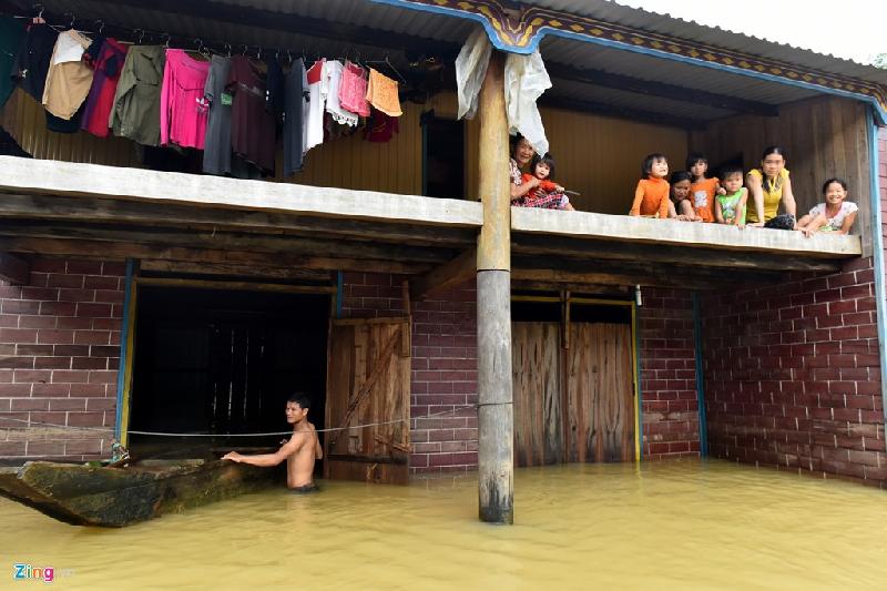 Tháng 10: Giữa tháng 10/2016 nhiều huyện trên địa bàn Quảng Bình bị lũ tràn về cuốn trôi nhà cửa, đồ đạc khiến đời sống nhân dân khổ cực. Riêng xã Tân Hóa (huyện Minh Hóa, Quảng Bình) là vùng rốn lũ của sông Rào Nậy bị ngập rất sâu. Nơi đây có 668 hộ thì tất cả nhà cửa đều chìm trong nước. Nhà nào nông nhất cũng ngập 2 m, cao nhất đến 6 m. (Xem thêm: 