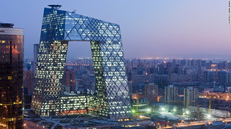 Tháp CCTV, Bắc Kinh, Trung Quốc: Được người dân địa phương gọi là "Chiếc quần lớn", tháp CCTV, trụ sở của Đài Truyền hình Trung ương Trung Quốc, nổi bật giữa các tòa nhà thương mại của thủ đô Bắc Kinh. Tòa nhà do Ole Scheeren cùng kiến trúc sư Hà Lan Rem Koolhaas phối hợp thiết kế. Công trình có hình dáng khác thường với 2 phần nhà tách rời được nối với nhau, tạo ra hình ảnh một khối 3D độc đáo khi nhìn từ xa. Theo CCTV, thiết kế mang tính đột phá này thể hiện hình ảnh một thành phố Bắc Kinh đang đổi mới, góp phần tạo dựng hình ảnh cho CCTV cũng như thúc đẩy sự phát triển của kiến trúc Trung Quốc. 