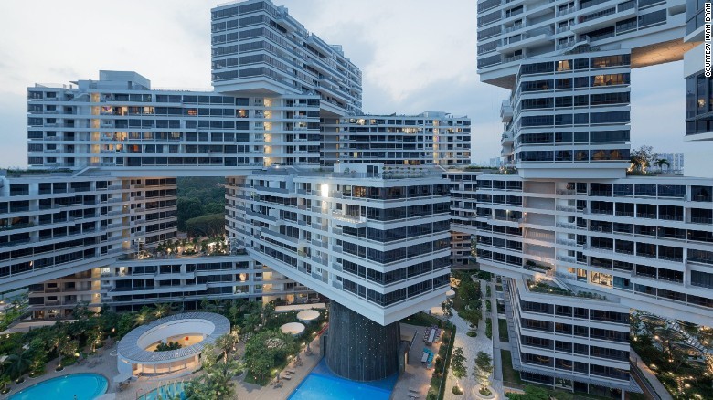 Khu tổ hợp nhà ở Interlace của Singapore: Công trình này đã đạt giải thưởng Công trình Thế giới của năm tại Festival Kiến trúc Thế giới năm 2015 vì tiên phong về tư duy kiến trúc đương đại và đại diện cho một lối suy nghĩ mới về phát triển nhà ở xã hội. Interlace gồm những tòa nhà quần tụ tạo thành những hình lục giác với 8 khoảnh sân chung, tạo nên cảm nhận về khoảng không gian mở và linh hoạt.