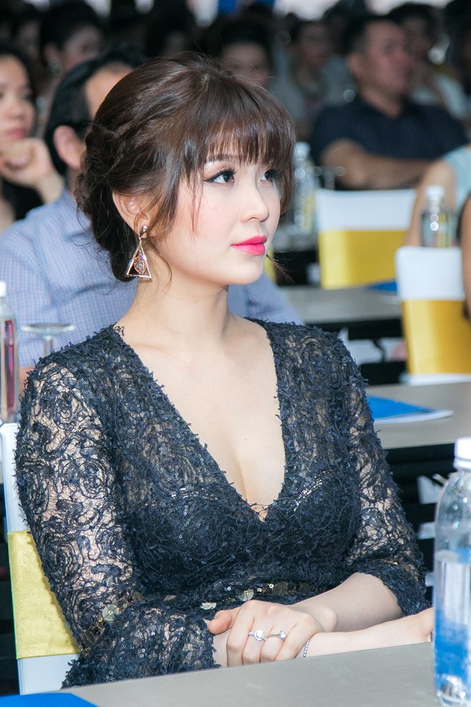 Á hậu Việt Nam 2014 - Diễm Trang - trên hàng ghế VIP chăm chú theo dõi buổi công bố phát động cuộc thi nhan sắc.