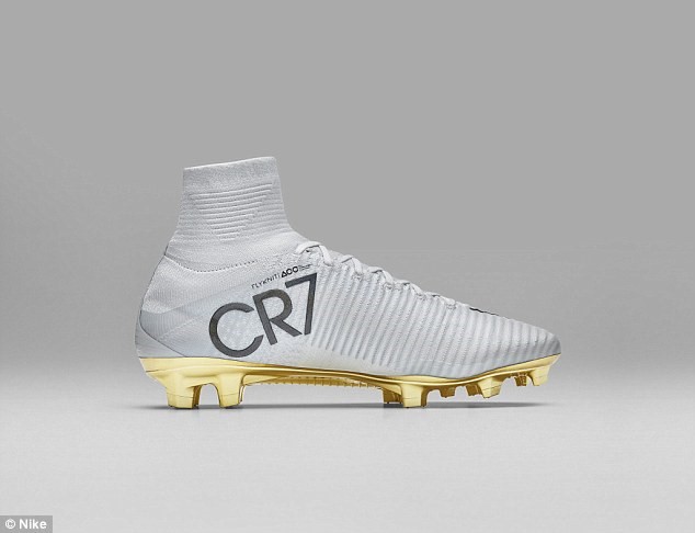 Gã khổng lồ của ngành thời trang thể thao Nike vừa cho ra mắt thiết kế giày mới toanh để ăn mừng chiến thắng của Cristiano Ronaldo ở buổi gala trao giải Quả bóng vàng.